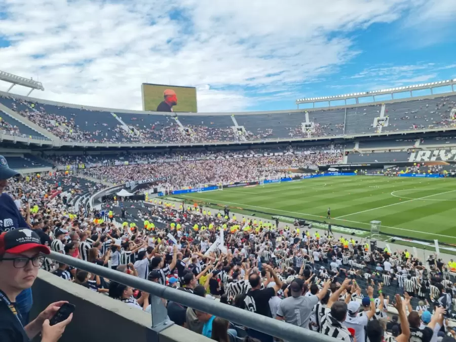 Alegría brasileña en las gradas del Monumental