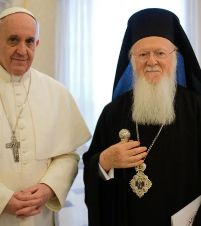 El Papa Francisco junto al líder de la Iglesia Ortodoxa