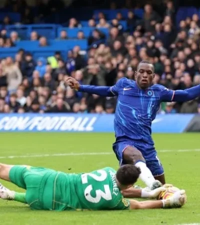 Dibu tuvo que salir por una molestia, que finalmente terminó en lesión.