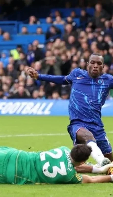 Dibu tuvo que salir por una molestia, que finalmente terminó en lesión.