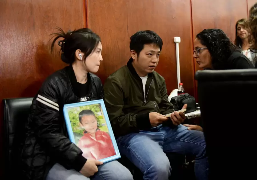 Los padres de Lucas, junto a su traductora.