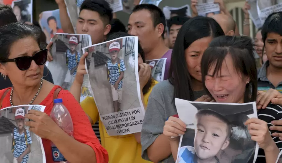 Padres de Lucas y vecinos, en reclamo de justicia.