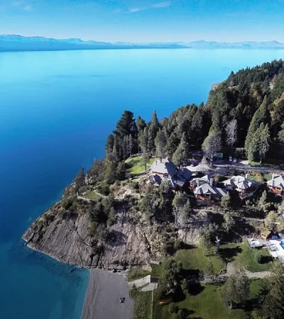 El espectacular hotel está sobre una ladera rocosa.