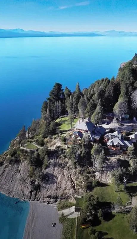 El espectacular hotel está sobre una ladera rocosa.