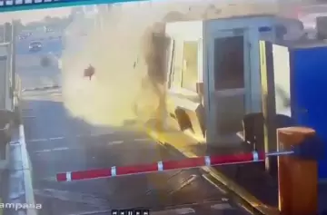 Video: se estrelló contra la cabina de un peaje y murió en el acto