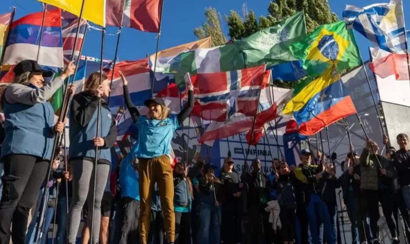 El acto incluyó la interpretación del Himno Nacional Argentino por el tenor Iván Maier, quien emocionó a los presentes con su versión de Nessun Dorma.