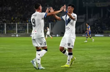 Vélez quiere abrochar el título en su visita a Santa Fe