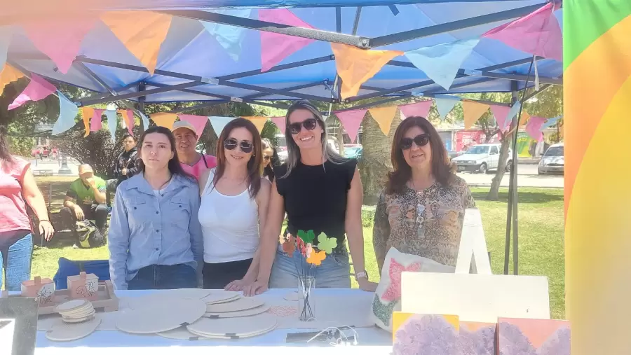 En el Día Mundial de las Personas con Discapacidad, emprendedores que ofrecen sus productos.