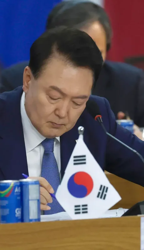 El conservador Yoon Suk-yeol abusó de sus poderes y enfrenta, ahora, un complicado panorama de gobernabilidad.