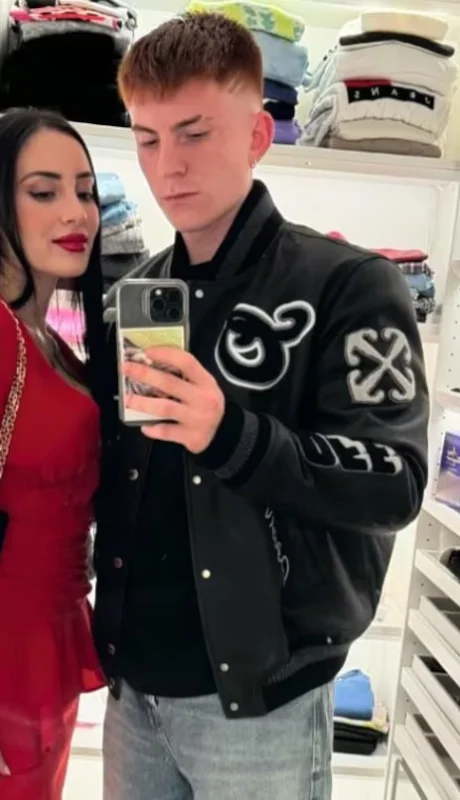 Barco y su novia pasaron un feo momento.