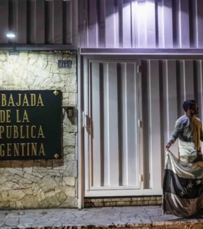 La legación argentina se encuentra bajo un constante asedio las 24 horas. Te lo mostramos.