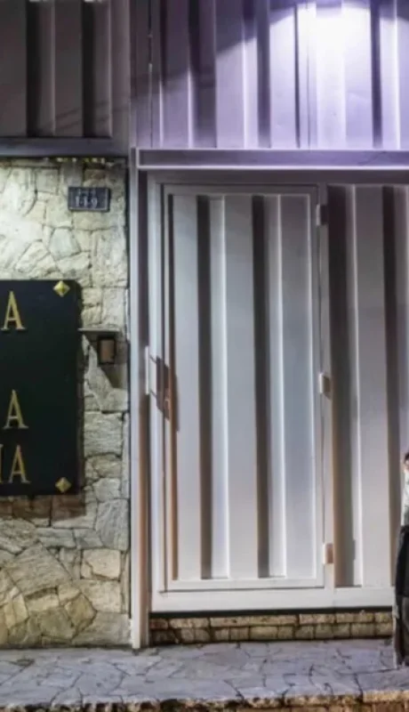 La legación argentina se encuentra bajo un constante asedio las 24 horas. Te lo mostramos.