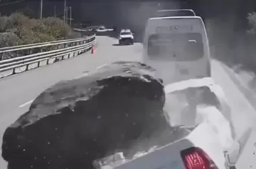 Perú: les cayó una roca gigante sobre su camioneta y los aplastó