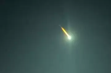 Video: el meteorito que tenía en alerta a Rusia iluminó el cielo de Siberia