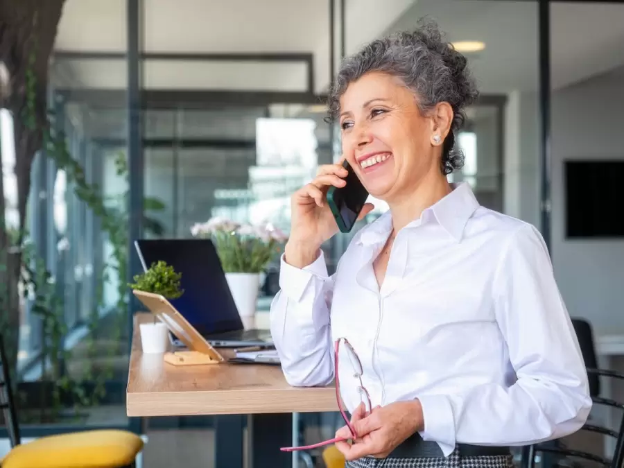 Están quienes quedaron fuera del mercado laboral, y otros se jubilaron, pero todos ellos cuentan con una gran experiencia y ganas de progresar.