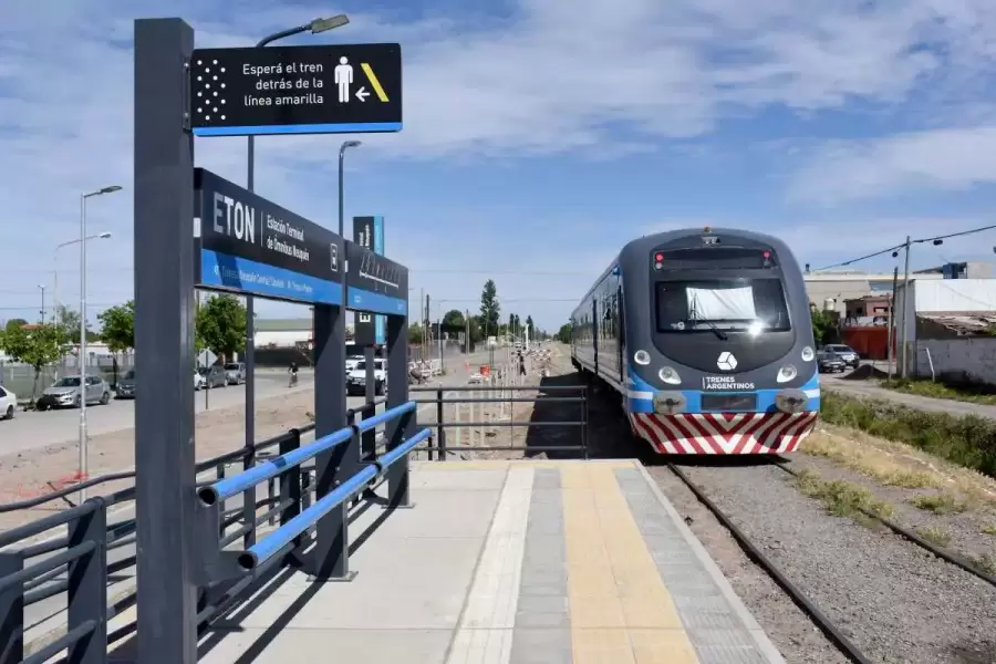 Este ferrocarril funciona solo los días de semana, y circula a una velocidad promedio de 30 km/h.
