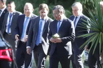 Flores y palabras de reconocimiento entre Petro y Lacalle Pou