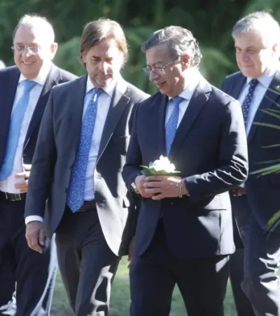 Lacalle Pou le regaló un jazmín a su par colombiano como señal de cordialidad.