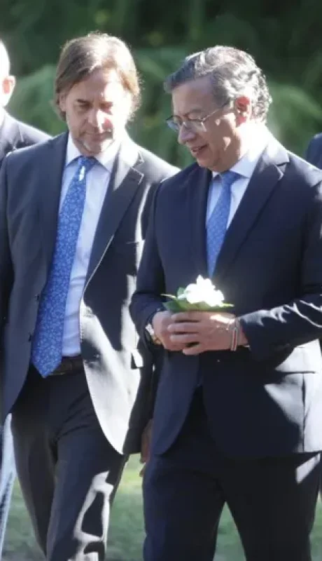 Lacalle Pou le regaló un jazmín a su par colombiano como señal de cordialidad.