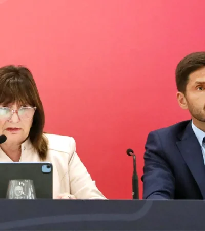 La ministra de Seguridad junto al gobernador santafesino. (Foto: web)