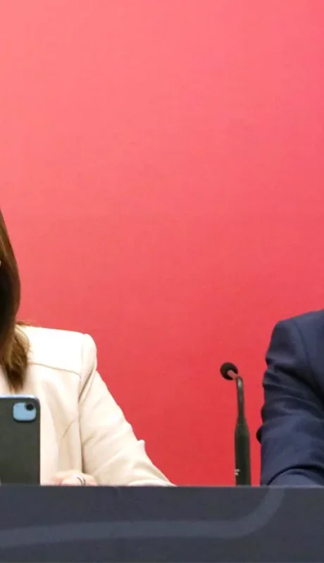 La ministra de Seguridad junto al gobernador santafesino. (Foto: web)