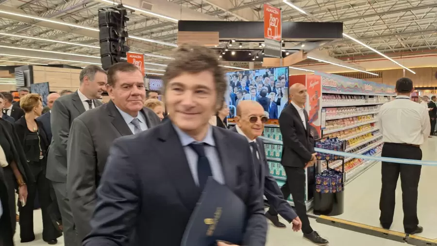 Milei participó en la inauguración de otro hipermercado Coto. (Foto: gentileza diario La Capital, de Mar del Plata)