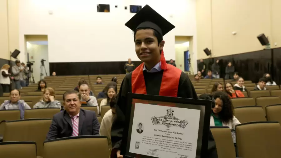 Momento de su graduación. Su mamá, Sandra, hizo todo lo posible para que Ian llegara a ser lo que hoy es.