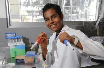 Tiene 12 años, y se convirtió en el biólogo molecular más joven del mundo