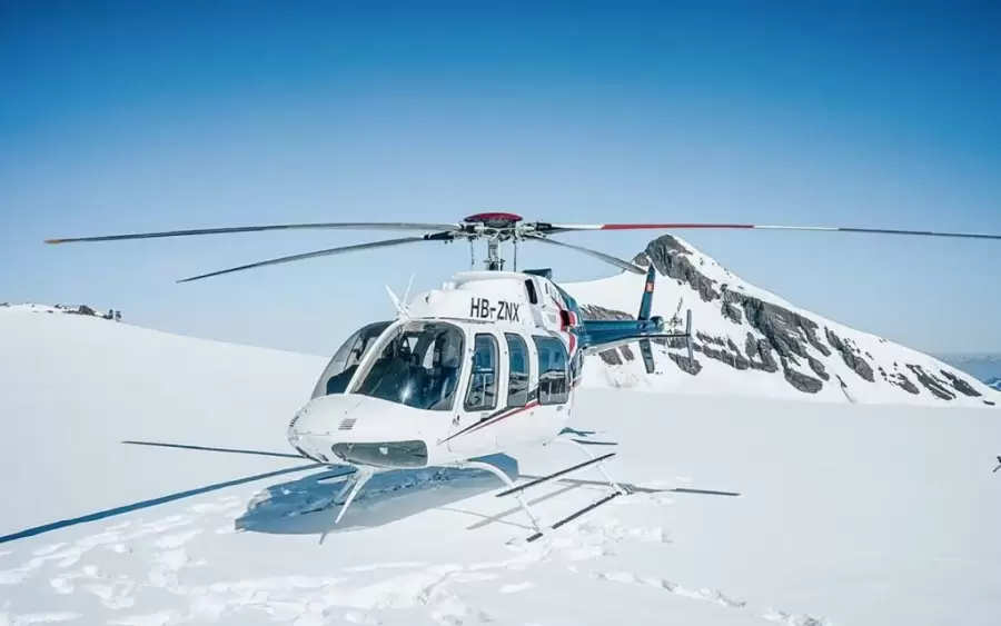 Un Bell 407 GXi adaptado para uso civil en Alta Montaña.