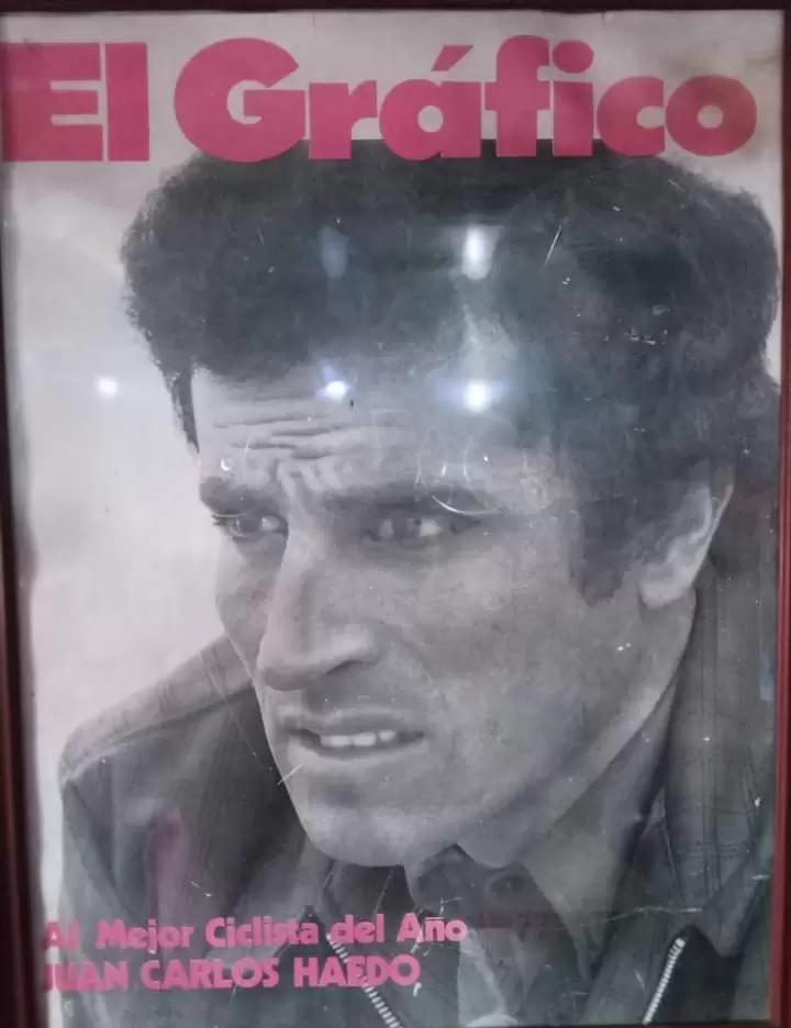 Juan Carlos Haedo, tras recibir una mención de El Gráfico