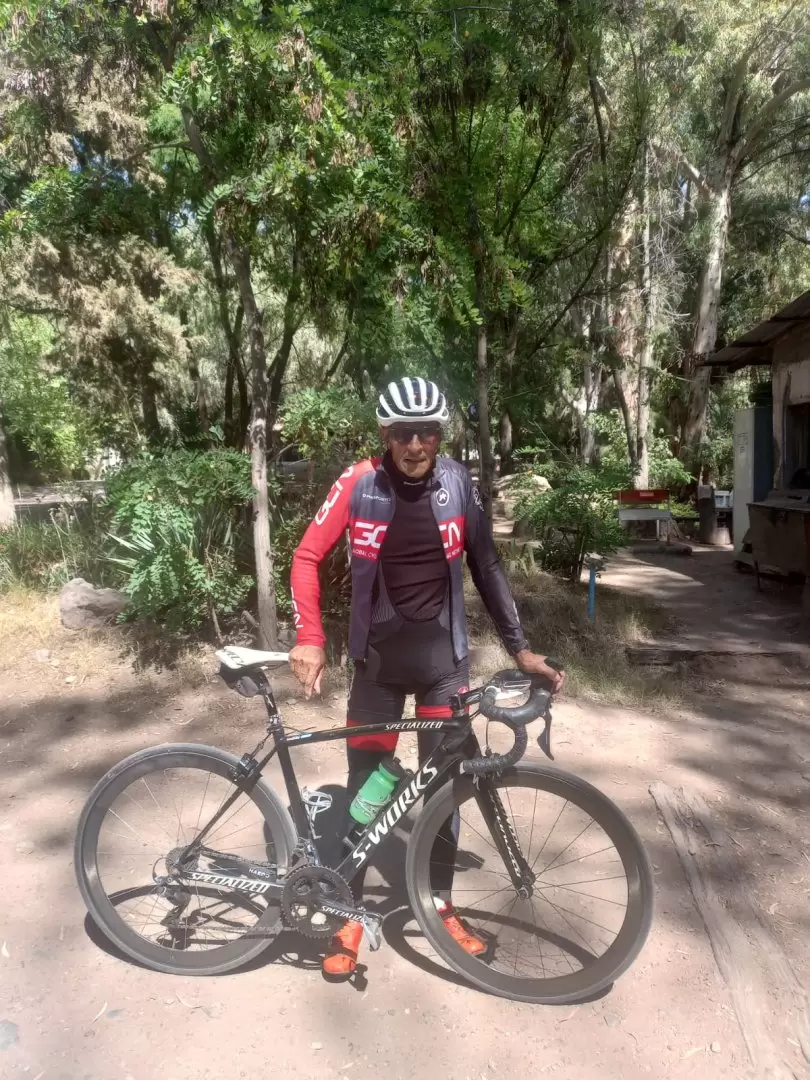 Posando con su bicicleta en el Camping Suizo de El Challao.