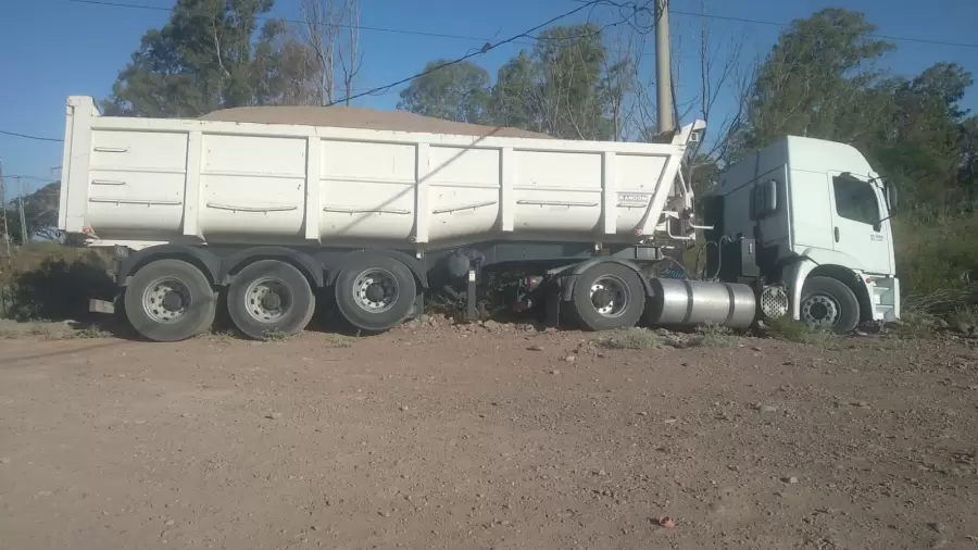 El camión sufrió un desperfecto mecánico, lo que llevó al chofer a descender.