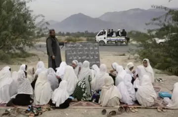 Aberrante: el talibán prohíbe a las mujeres formarse en disciplinas médicas