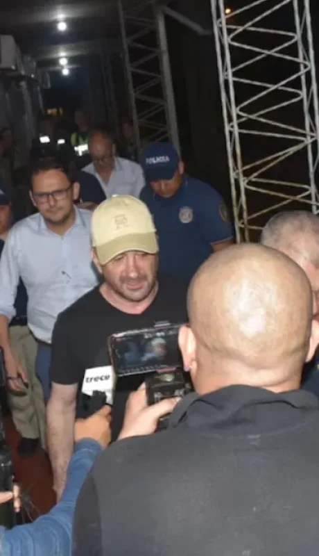 Momento en que las fuerzas policiales identifican al senador Edgardo Kueider.