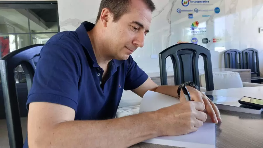 El abogado firmando el libro./