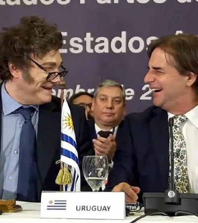 Milei recibió el martillo de manos de Lacalle Pou