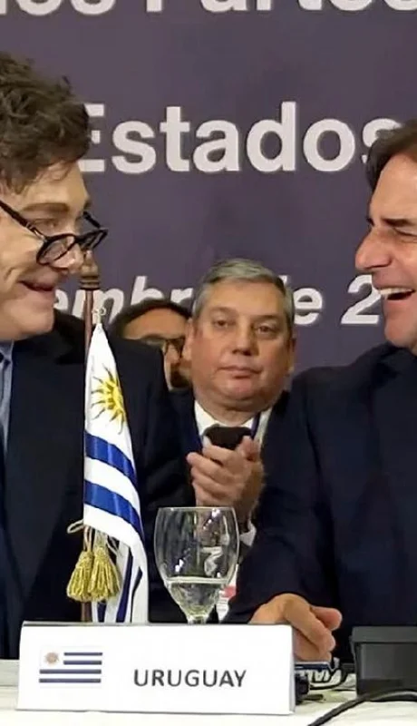 Milei recibió el martillo de manos de Lacalle Pou