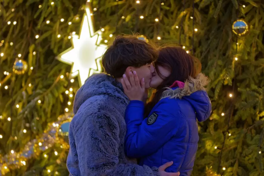 La tradición amorosa relacionada con el muérdago proviene de la Antigua Roma.