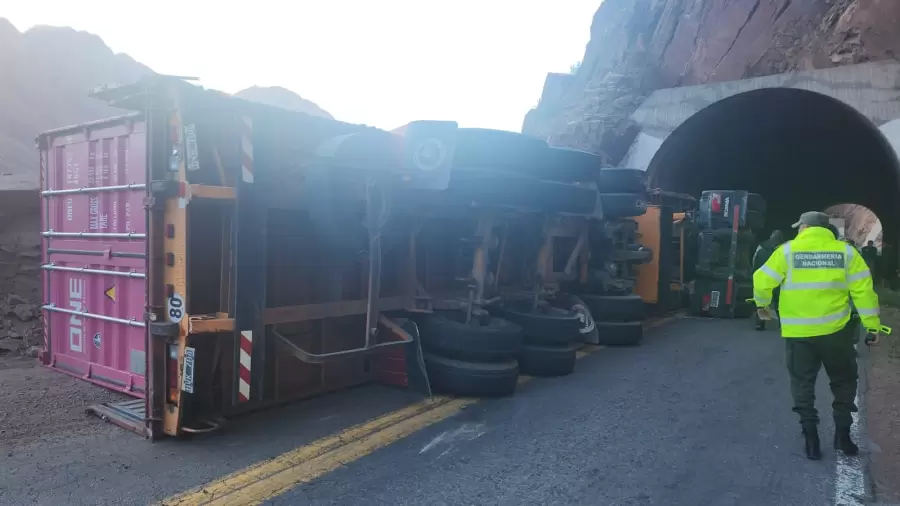 Un camionero perdió la vida al volcar en alta montaña/ Fuente: Ministerio de Seguridad