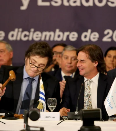 Javier Milei y Lacalle Pou en el traspaso de la presidencia del Mercosur