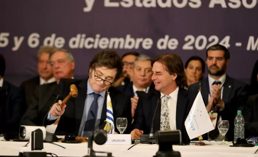 Javier Milei y Lacalle Pou en el traspaso de la presidencia del Mercosur
