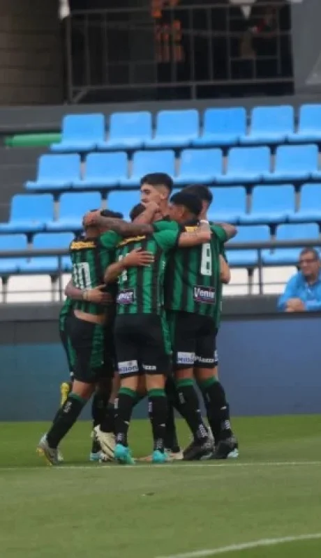 El festejo del primer gol del Verdinegro