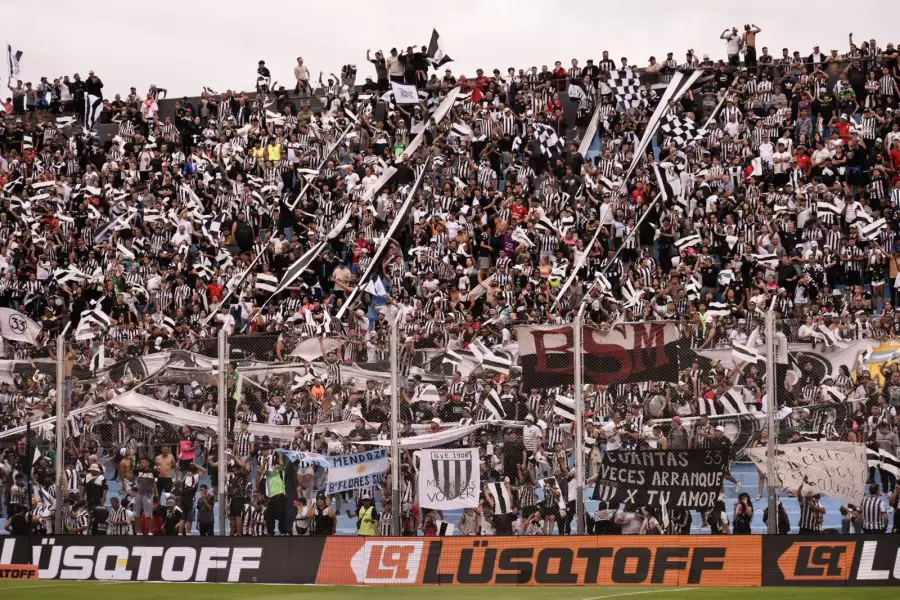 La hinchada del Lobo en el Estadio de Belgrano