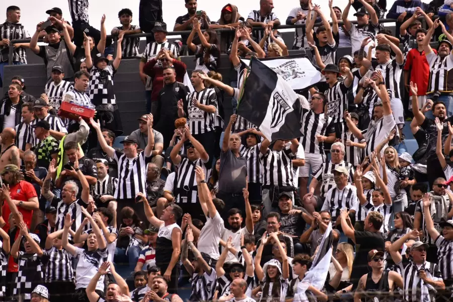 La hinchada le puso colorido a la definición