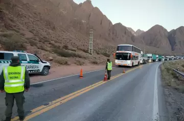 Accidente en Ruta 7: nuevo corte para este lunes por el complicado trabajo de las grúas