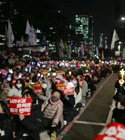 Miles de ciudadanos se vuelcan constantemente a las calles de Seúl para exigir la renuncia del discutido mandatario.