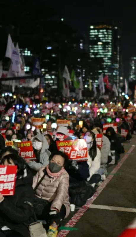 Miles de ciudadanos se vuelcan constantemente a las calles de Seúl para exigir la renuncia del discutido mandatario.