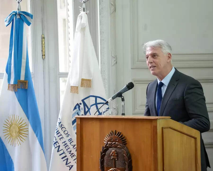El embajador, Eduardo Porretti, actual titular de Cascos Blancos.