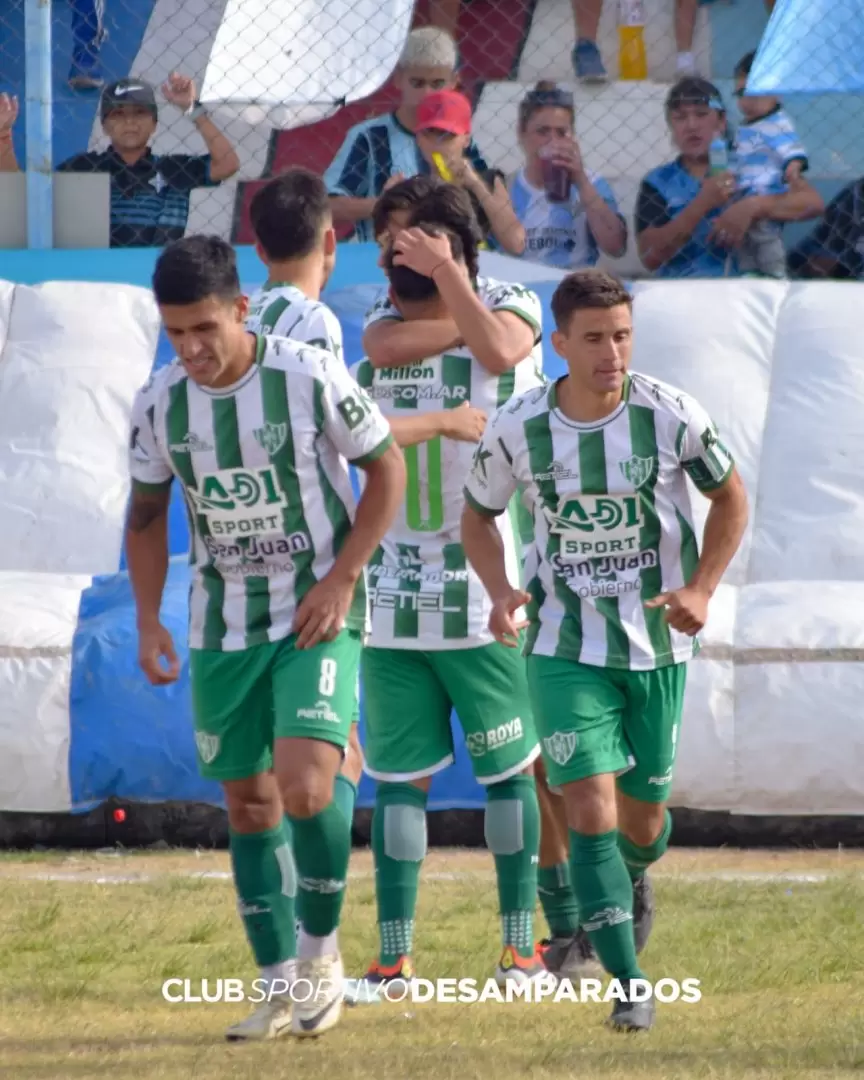 El festejo de los hombres del Víbora tras marcar el gol