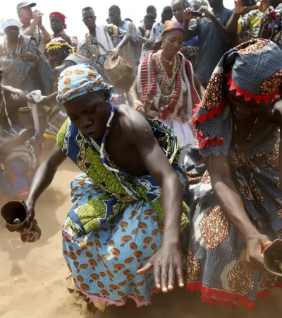 El vudú es una práctica llena de misterio y un líder pandillero decidió culpar a un grupo de creyentes.